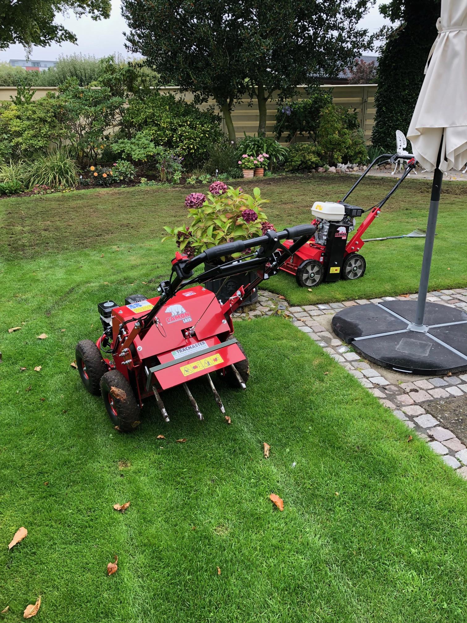 Nysådd och dressjord på en gräsmatta i Löddeköpinge 