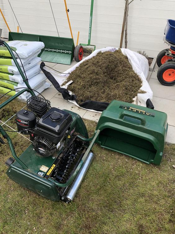 Borttagning av moss från gräsmatta i Lund